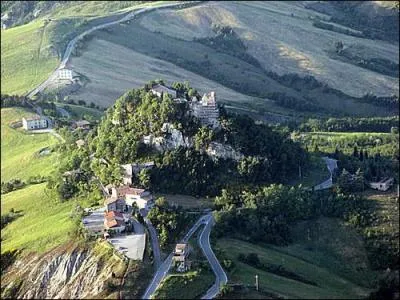 Qui vint nu-pieds implorer le pape Grgoire VII  Canossa ?