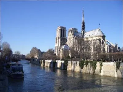 Quel animal accompagne Esmeralda dans Notre-Dame-de-Paris de Victor Hugo ?