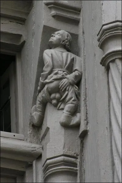 On l'appelle Le Pre Tricouillard. O s'exhibe-t-il avec une telle indcence ?