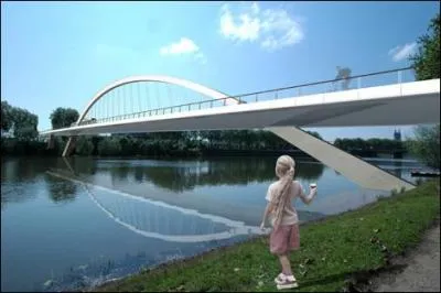 La construction de ce nouveau pont vient de commencer. Il est destin  :