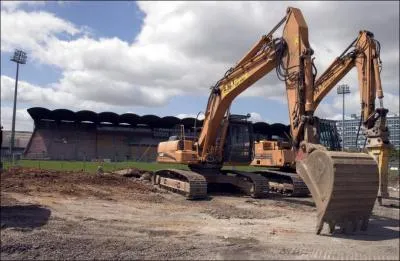 A quoi correspond cette photo d'un stade en travaux ?