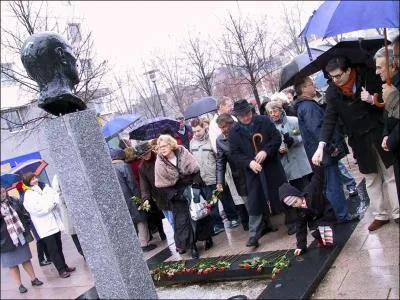 Dix ans aprs sa mort, les lus socialistes rendent hommage  Franois Mitterrand devant son buste. Ils ne lui en veulent pas d'avoir :