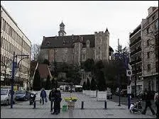 Nous allons visiter la ville de Montluon ( Allier ). La ville est chef-lieu ...