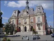 La ville de Doullens ( Somme ) est chef-lieu ...