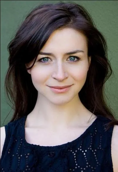 Puis une nouvelle est arrive dans la srie, c'est la sur de Derek, l'ex-mari du personnage principal. Elle est neurochirurgienne et est joue par Caterina Scorsone, son nom de scne est :