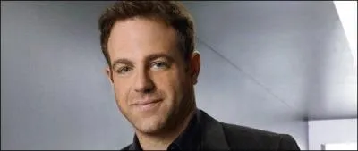 Dans le cabinet o elle travaille, elle rencontre un pdiatre incarn par Paul Adelstein qui se nomme dans la srie :