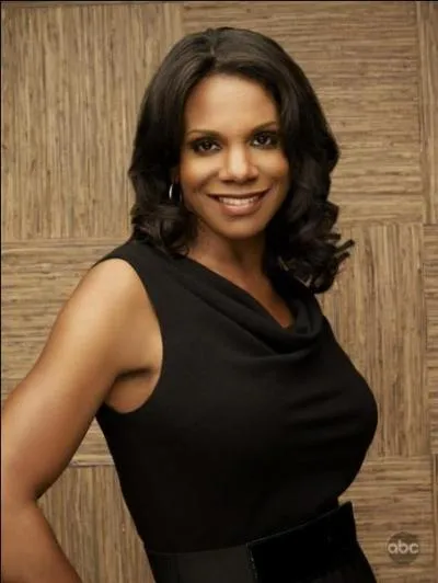 Une de ses amies arrive au mme moment et l'emmne  l'hpital, cette amie est joue par Audra McDonald qui dans la srie est gyncologue-obsttricienne, endocrinologue et qui se nomme :