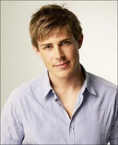 Il y a un jeune homme qui est infirmier et sage-femme. Il a une petite fille Betsy qui l'a eu avec une toxicomane et meurt au bout de la saison 3 en accompagnant la fille de son ex-patronne  la maternit. Il est jou par Chris Lowell et son nom de scne est :