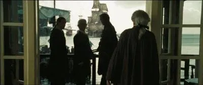 Dans  Pirates des Carabes : le secret du coffre maudit , quel navire aperoit-on depuis le bureau de fonction de Lord Cutler Beckett,  Port Royal ?