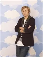 Comment s'appelle cet acteur qui joue P. J dans Bonne chance Charlie ?