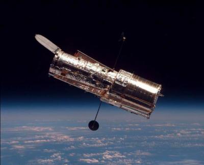 En quelle anne le tlescope  Hubble  fut-il mis en orbite autour de la terre ?