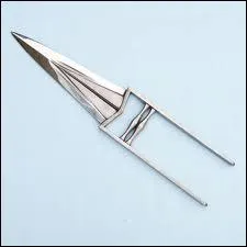 Quel est cette arme indienne  une ou trois lames faites pour passer entre les ctes de l'ennemi ?