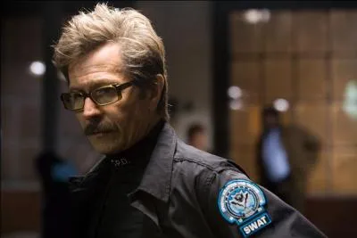 Qui joue le rle de Jim Gordon dans le film  The Dark Knight  ?