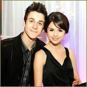 Quel est l'enfant qui fait toujours des btises dans  Les Sorciers de Waverly Place  ?