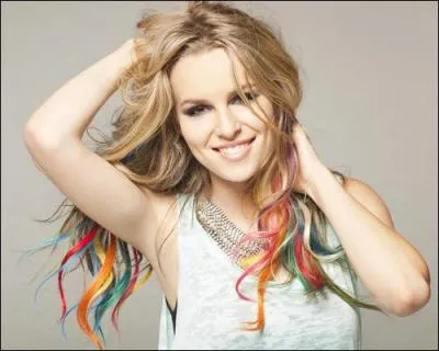 Quel est le nom de l'actrice sur la photo et dans quoi joue-t-elle ?