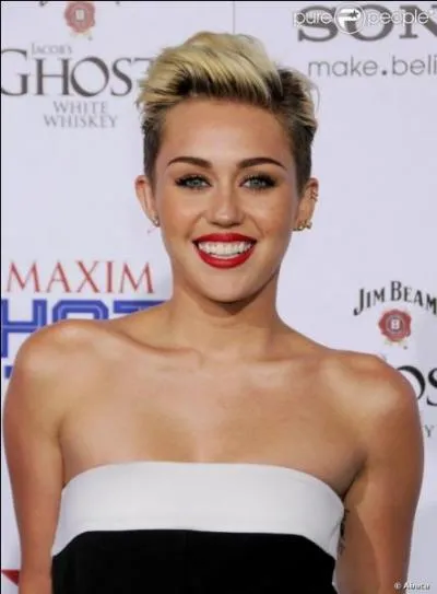 Quelle actrice s'est ras les cheveux pour les porter blonds ensuite ?