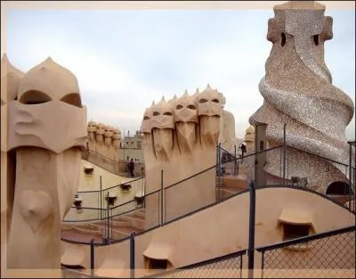 Il n'a jamais contempl cet entrelacement de sommet que la tuile colore ; il n'a point suivi du regard ces valles de ... o ondulent les frais jardins de la mansarde, ces grandes ombres que le soir tend sur les pentes ardoises et le scintillement des vitrages qu'incendie le soleil couchant !