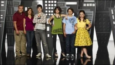 Dans cette srie, il y a une petite fille qui veut manger de la glace au petit-djeuner. Alors, quelle est cette srie ?