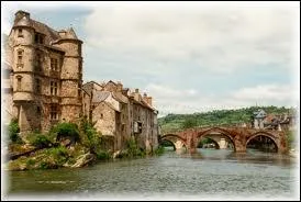 Nous allons  Espalion ( Aveyron ). La commune est chef-lieu ...