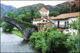 La commune de Saint-Etienne-de-Bagorry ( Pyrnes-Atlantiques ) est chef-lieu ...