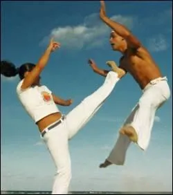Doit-on se toucher  la capoeira ?