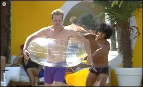 Qui a pour secret :  J'ai grandi dans un bidonville  ?