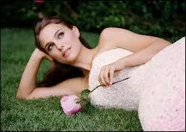 Pour quel parfum cette femme fait-elle la pub ?