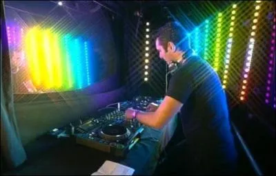 Quelles stars de la musique sont venues donner des concerts privs dans la maison des secrets ?