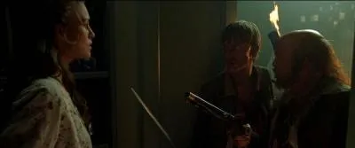 Quelle mission leur est attribue lors de l'attaque de Port Royal par le  Black Pearl , au dbut du premier film ?