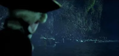 Lors de la bataille de l'le de la Muerta,  la fin de  Pirates des Carabes : la maldiction du Black Pearl , comment Pintel et Ragetti arrivent-ils  distraire la marine royale anglaise pendant que les pirates investissent le  HMS Intrpide  ?