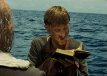 Dans  Pirates des Carabes : le secret du coffre maudit , quelle bible clbre Ragetti essaye-t-il de dchiffrer alors qu'il ne sait pas lire ?