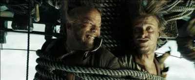 Dans  Pirates des Carabes : jusqu'au bout du monde , que font-ils  bord du  Black Pearl  lors de la fameuse scne du rayon vert ?