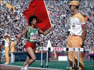 Quelle performance historique ralise la marocaine Nawal El Moutawakel lors de l'preuve de 400 mtres haies des Jeux Olympiques de Los Angeles en 1984 ?