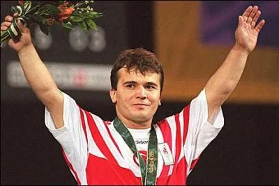 Quel haltrophile turc d'origine bulgare est considr comme une lgende dans son pays, avec 3 titres olympiques conscutifs ?