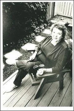 Voici la maman du plus clbre rocker canadien de tous les temps et elle a t marie  un journaliste clbre. C'est la maman de ? (bon je sais on voit pas le fils mais il est pas loin)