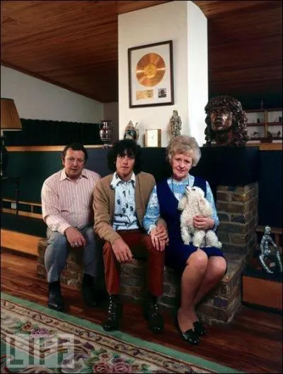 Personnage mythique du Flower power, il a oubli de crditer Shawn Phillips pour certaines chansons. Il a fait rcemment  Londres un grand concert avec lui et Jimmy Page. C'est...