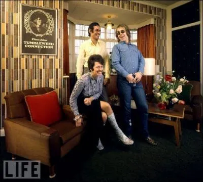 La rponse  la question est sur le mur du salon lambriss d'or ! dcidment les parents ont aussi mauvais got que le fils ! C'est...