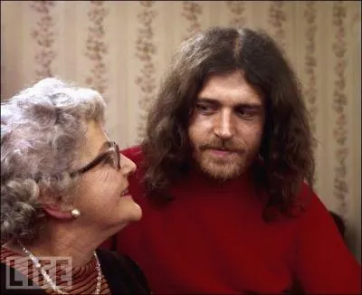 Voix d'alcoolique fini, on aime ou on dteste. C'est...