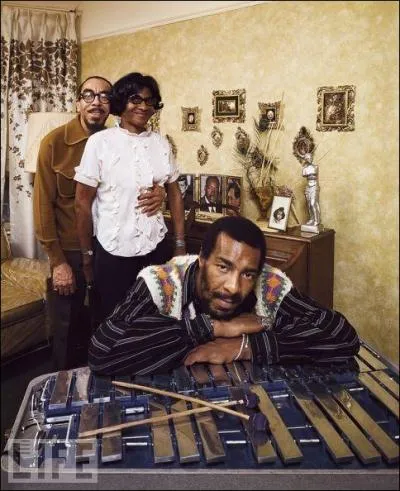 Bon il est noir visiblement donc c'est impossible de diffrencier. Les noirs se ressemblent tous (ceci est de l'humour, les blancs aussi se ressemblent tous, comme les asiatiques et les esquimaux)