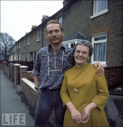 Bon c'est pas le plus connu de tous mais il a jou avec la crme des musiciens. Traduisez crme et vous aurez le nom de ce groupe mythique auquel il a appartenu.