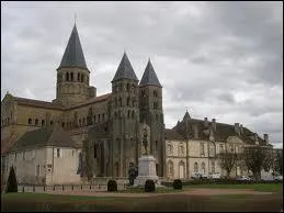 Celle de Charolles ( Sane-et-Loire ) est chef-lieu ...