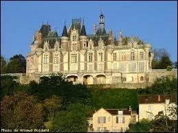 Nous allons  Cloyes-sur-le-Loir ( Eure-et-Loir ). La ville est chef-lieu ...