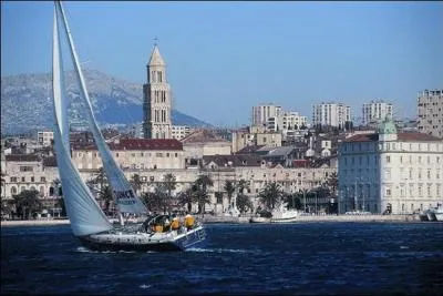 Nous voici dans des villes des Balkans, dans le sud de l'Europe. Une de ces villes est l'intruse. Laquelle ?