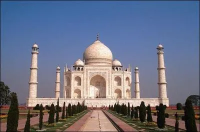 Parmi ces 4 capitales, une n'est pas  sa place. Laquelle ?