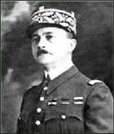 Allez au Panthon, vous devriez trouver la tombe de cette personne, mais ce n'est qu'un cnotaphe ! Qui est cette personne ? Il a t nomm Compagnon de la libration  titre posthume !