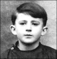 Voici une des horreurs commises par les nazis. Qui est le plus jeune des Compagnons  Mort pour la France  et  quel ge ?