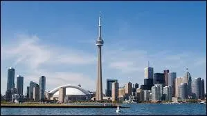 Le Canada a une densit de population de 3, 5 hab/km2. Quelle est la ville la plus peuple du pays ?