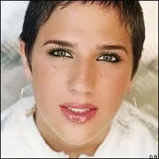 Je suis une chanteuse/rapeuse ne  Nicosie. En 2009, j'ai fait un single qui s'intitule ''I am somebody''. Alors qui suis-je ?