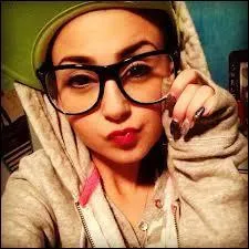 Je suis une chanteuse amricaine, je suis ne  Washington. J'ai eu le rle principal dans une srie amricaine la premire lettre de mon personnage commence par un T. Alors qui suis-je ?