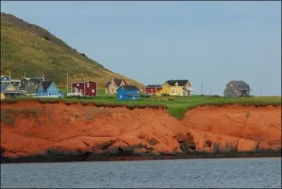 Joyau cach du Qubec. On dit que le vent a jet les maisons selon son bon-vouloir. Falaises rouges, homards rouges, champignons gants. J'y ai vcu pendant 8 ans. 300km de plages sauvages c'est...